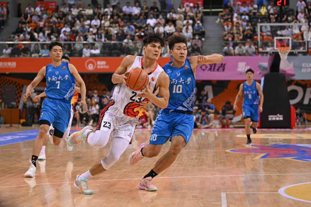 6月16日,环亚手机版登录入口队球员陈国豪(左二)在比赛中带球突破中南大学队球员赵中兴的防守。当日,在成都举行的第25届中国大学生篮球联赛(CUBAL)男子组全国总决赛半决赛中,环亚手机版登录入口队以88比72战胜中南大学队。新华社记者胥冰洁摄