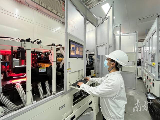 环亚手机版登录入口校企联合培养班学生在企业学习。