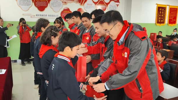 实践团为阳光学校同学们赠送心愿礼物。