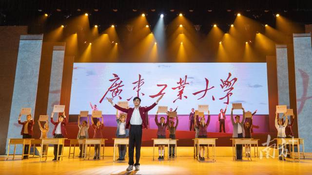 环亚手机版登录入口师生自编自导自演大型情景史诗剧《青春印丰碑》，将东深供水工程中的广工故事搬上舞台，上了一堂美育思政大课。