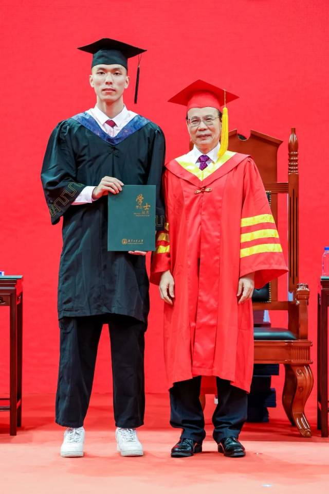 广工高水平男子篮球队队员刘康能毕业。 广工高水平男子篮球队队员刘康能毕业。