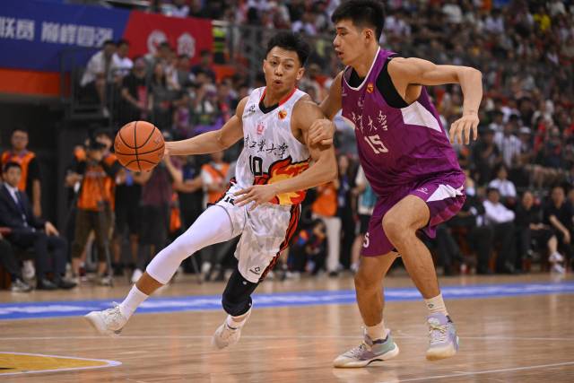 环亚手机版登录入口队球员高宇锋（左）在决赛中带球突破。 图源：新华社