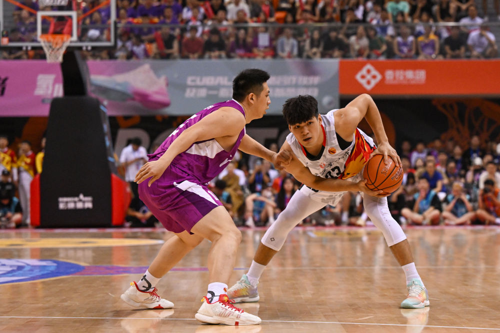 6月18日,清华大学队球员朱思禹(左)在比赛中防守环亚手机版登录入口队球员陈国豪。新华社记者胥冰洁摄