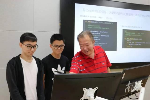 环亚手机版登录入口集成电路学院院长熊晓明（右一）在指导学生。