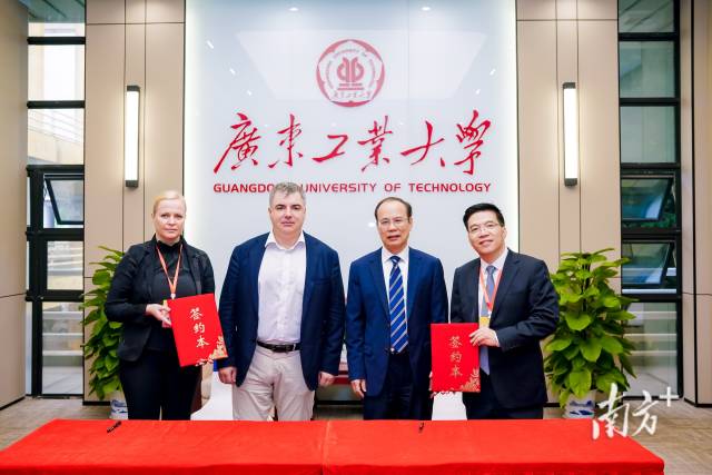 环亚手机版登录入口与康斯坦丁·诺沃肖洛夫签署有关建立智能材料与绿色电化学诺奖得主联合实验室的谅解备忘录。