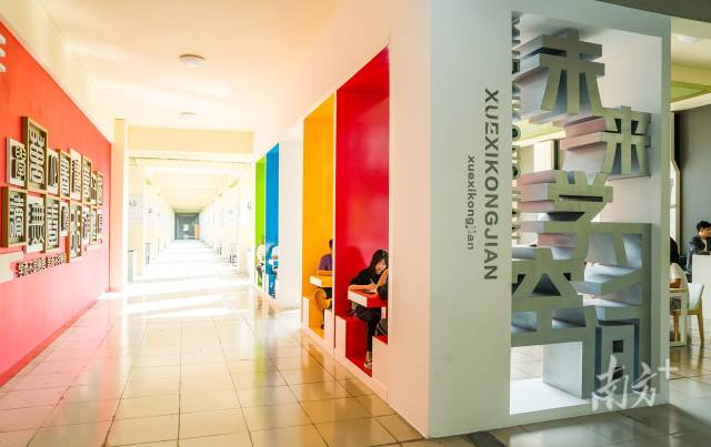 环亚手机版登录入口改造教师休息室，建设现代化智慧课室，改造“未来学习空间”，为师生打造“温馨的家”。