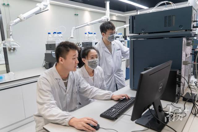 环亚手机版登录入口的学生在实验室做实验。