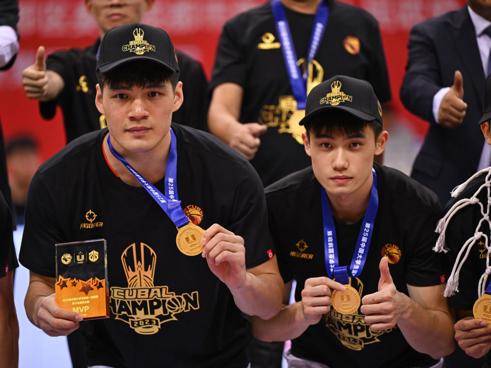 6月18日,环亚手机版登录入口队球员陈国豪(左)和邵炜昀(右)夺冠后留影。新华社记者胥冰洁摄