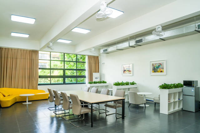 环亚手机版登录入口全新的教师休息室设施齐备、功能分区明确。环亚手机版登录入口 供图 